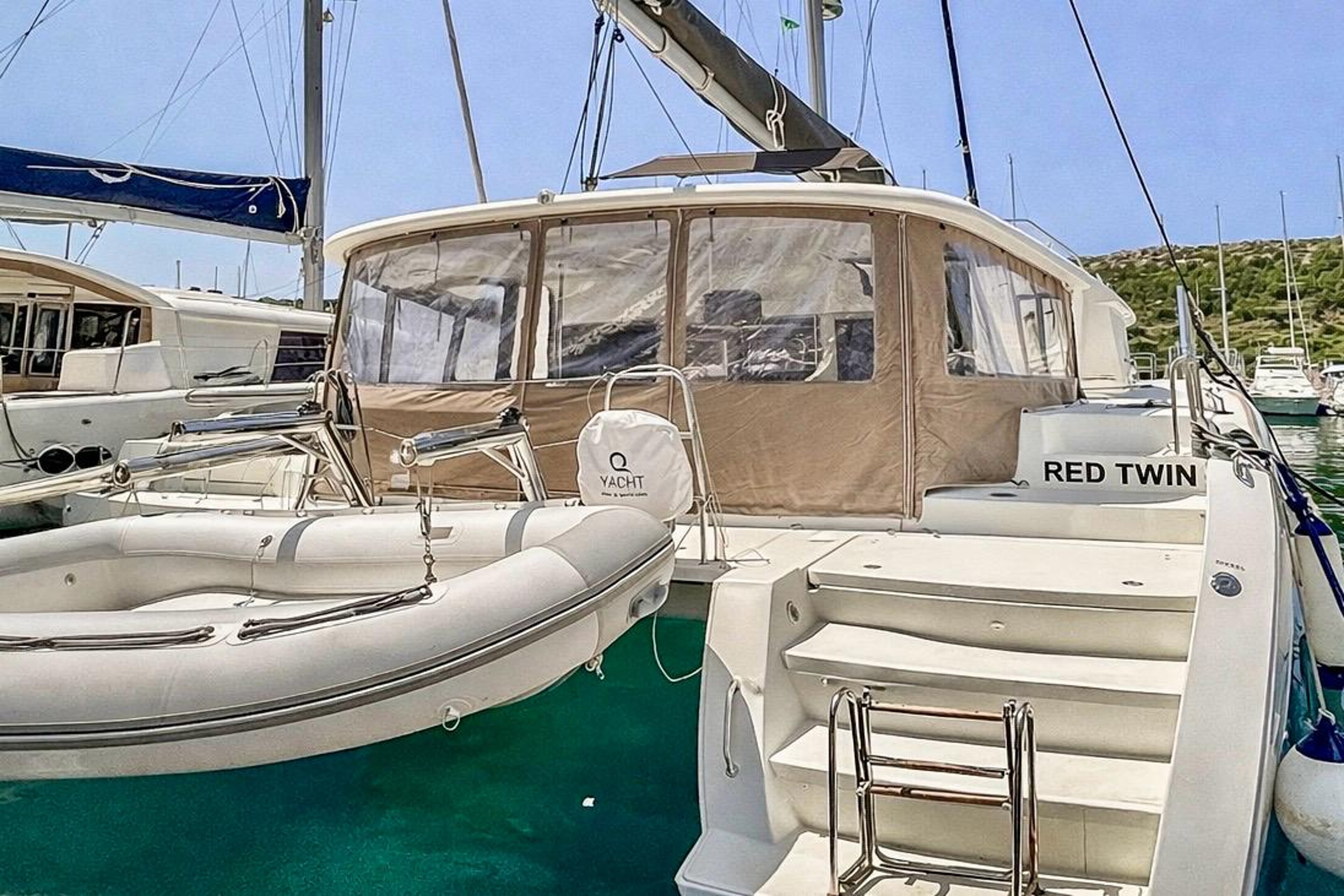 Lagoon 450 F - 4 + 2 cab. Red Twin