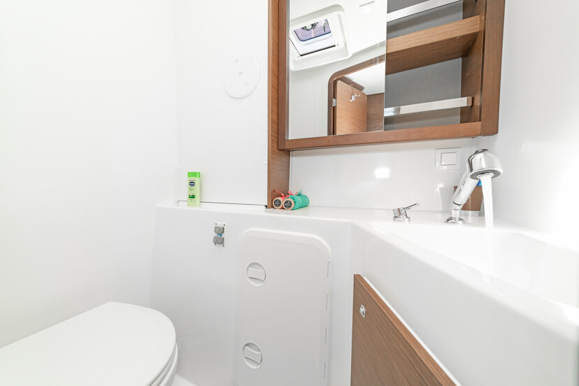 Lagoon 42 - 4 + 2 cab. White Pearl