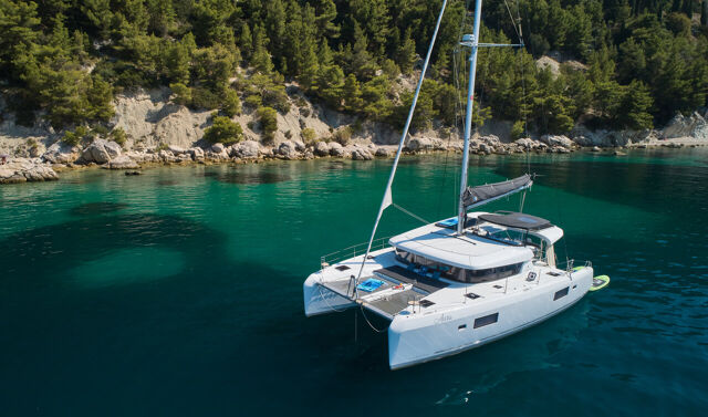Lagoon 42 - 3 + 1 cab. Aura