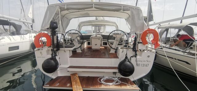 Oceanis 51.1 Living in sea