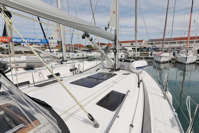 Bavaria Cruiser 37 - 3 cab. Spectrum