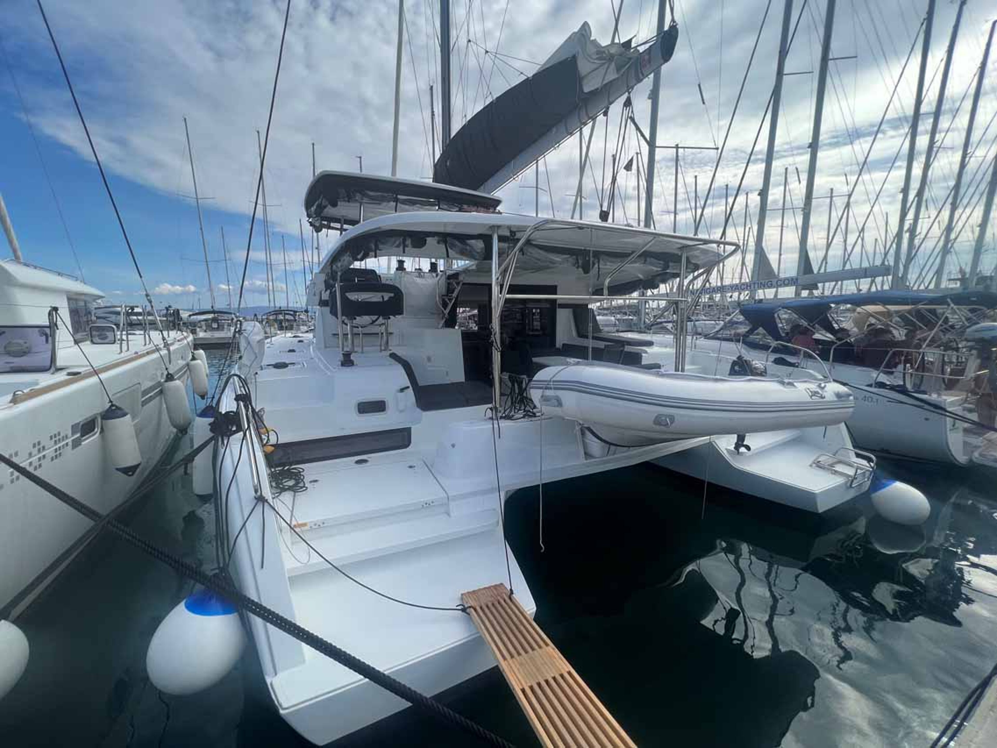 Lagoon 42 - 4 + 2 cab. Top Light