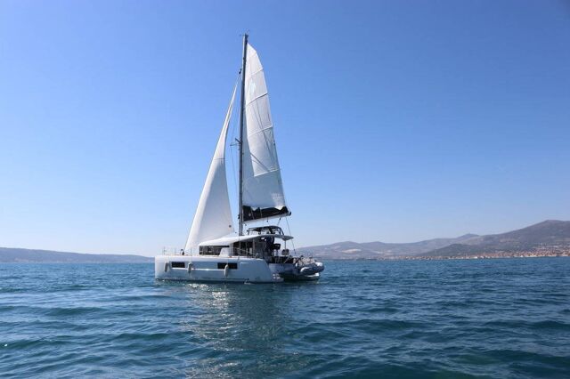 Lagoon 40 - 4 + 2 cab Sail and Passion