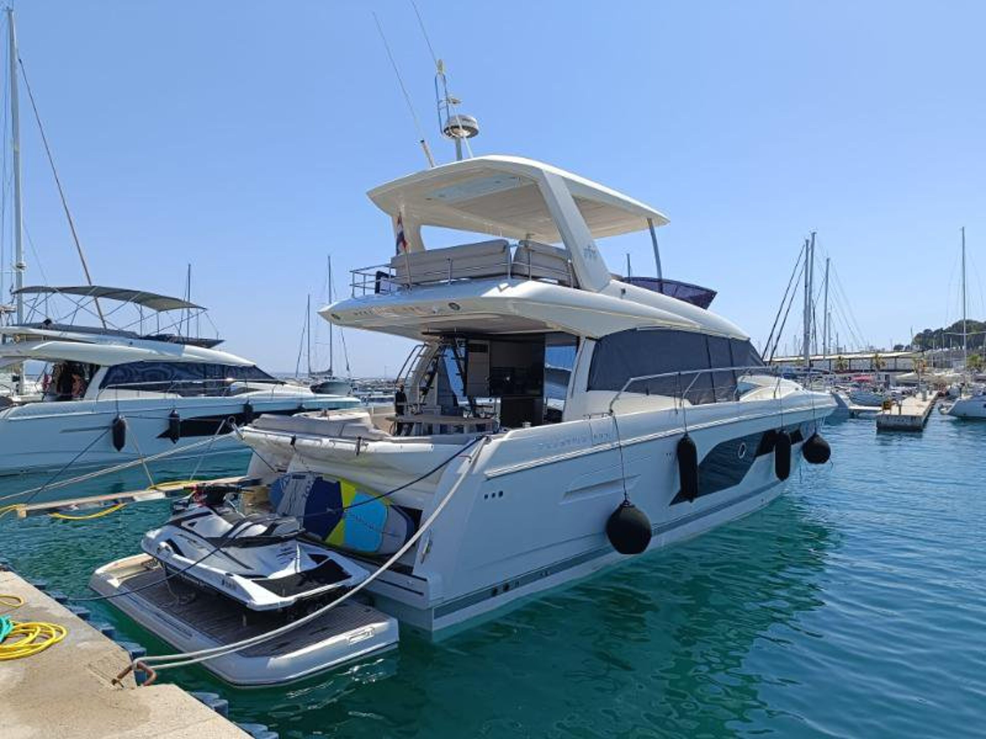 Prestige 590 Flybridge - 3 + 1 cab.	 Tereza