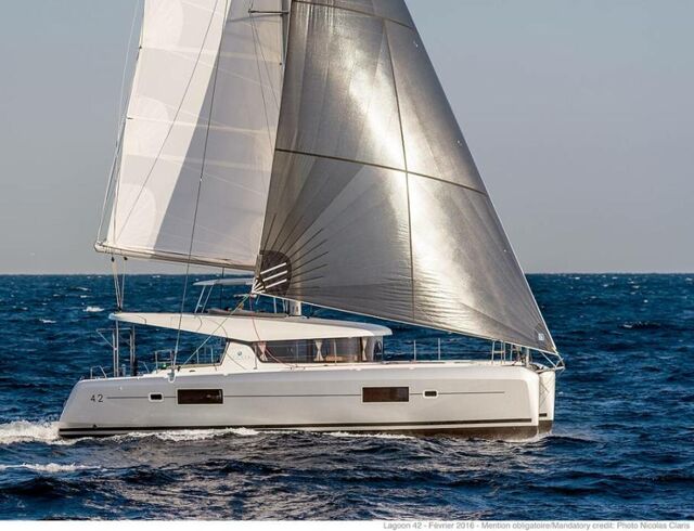 Lagoon 42 - 4 + 2 cab. Canopée