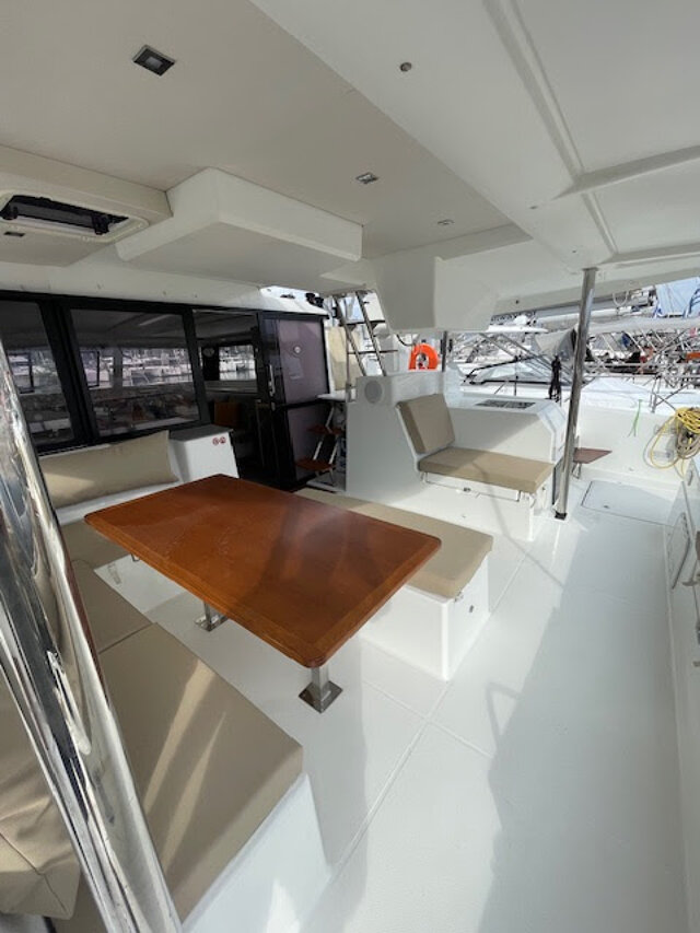 Fountaine Pajot Saona 47 Quintet - 5 + 1 cab. Red Rose