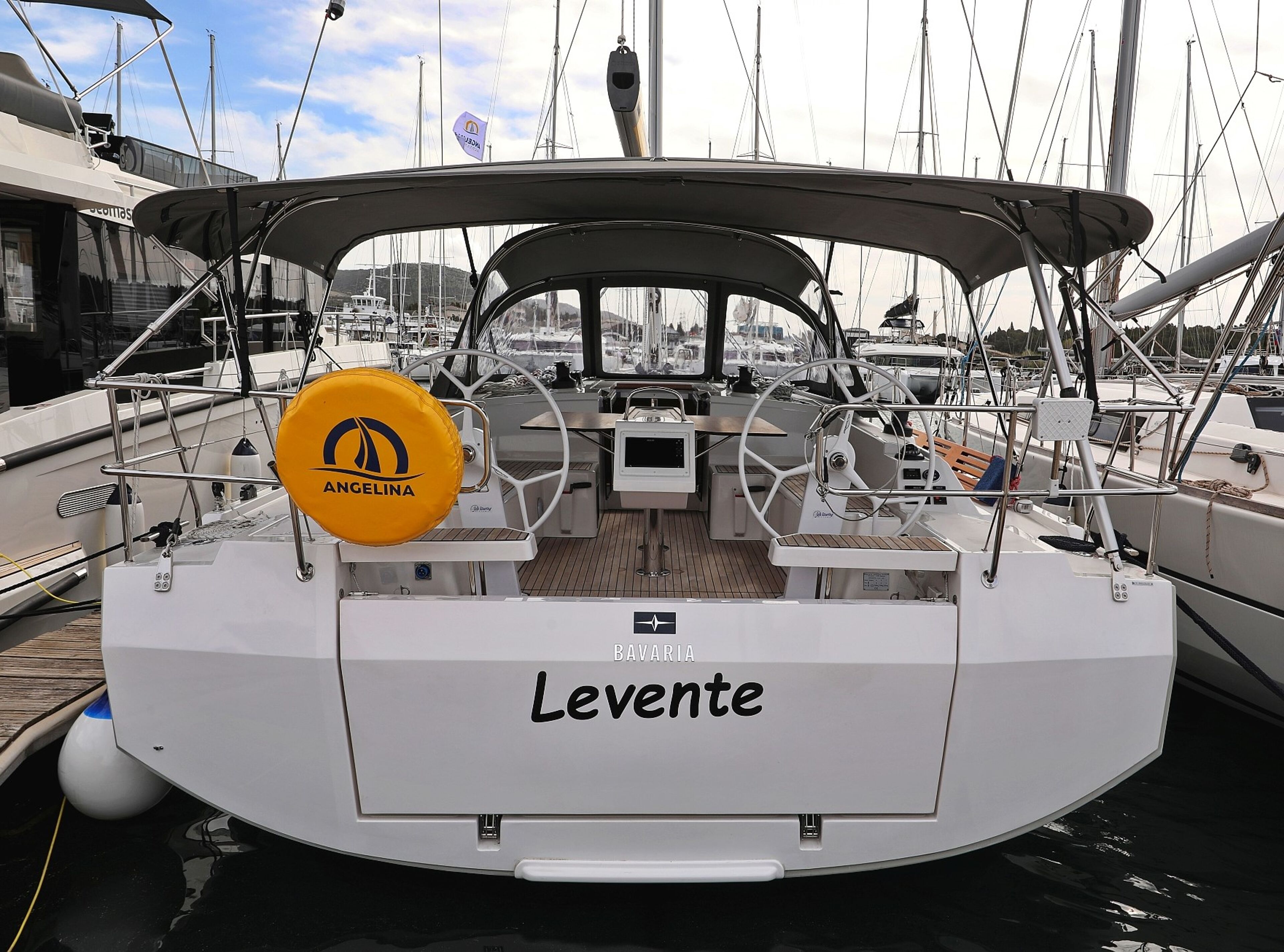 Bavaria C42 Levente