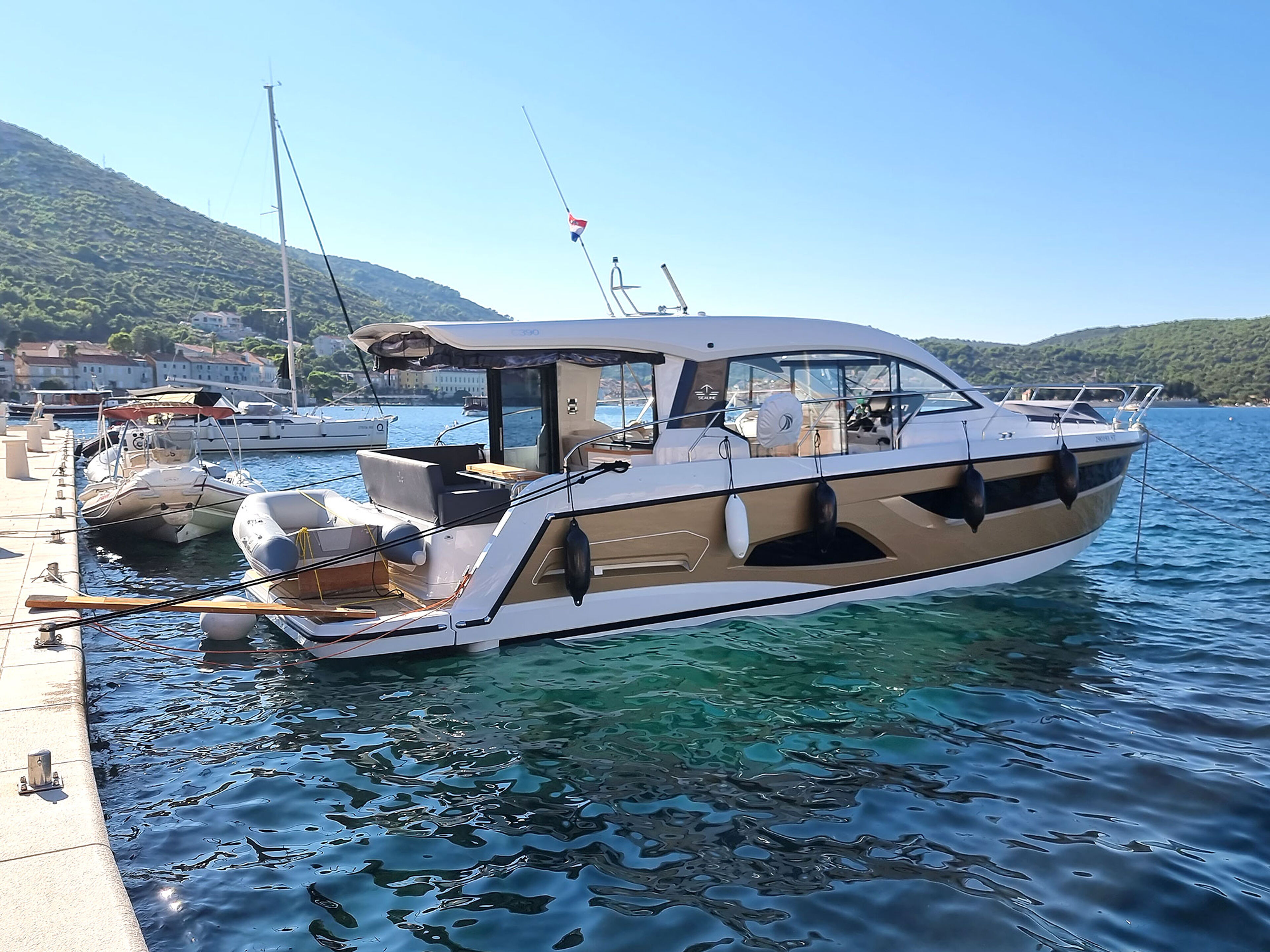Sealine C390 Tireless