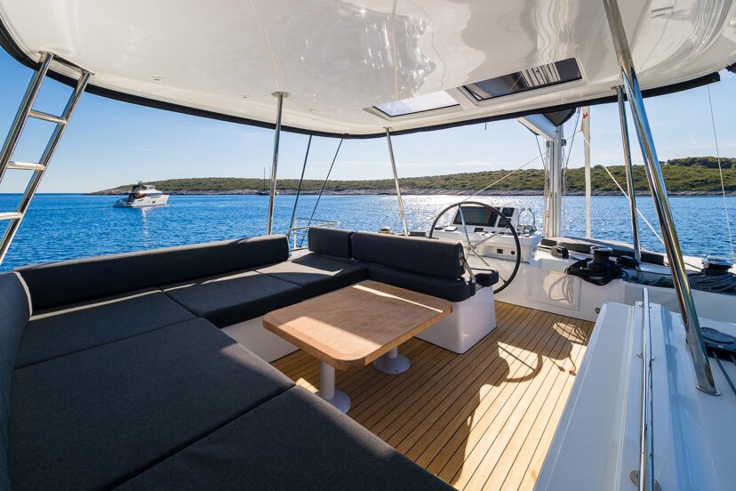 Lagoon 51 OW - 4 + 1 cab. Catwalk