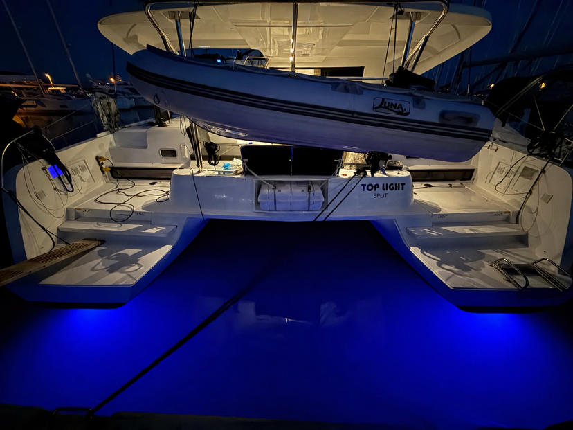 Lagoon 42 - 4 + 2 cab. Top Light