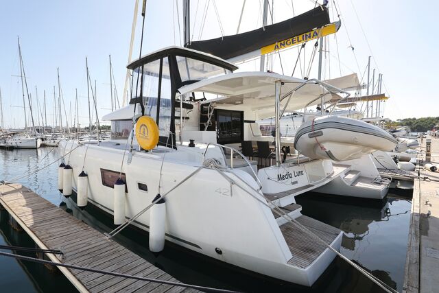 Lagoon 42 - 4 + 2 cab. Media Luna