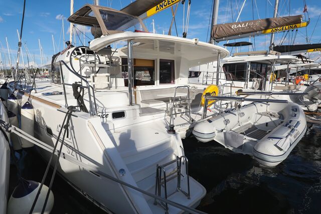 Lagoon 400 S2 - 4 + 2 cab. First Choice