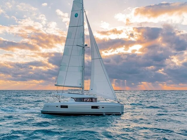 Lagoon 42 - 4 + 2 cab. Blue Trident